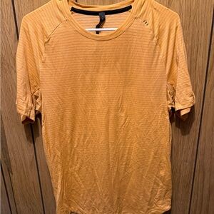lululemon women’s tee